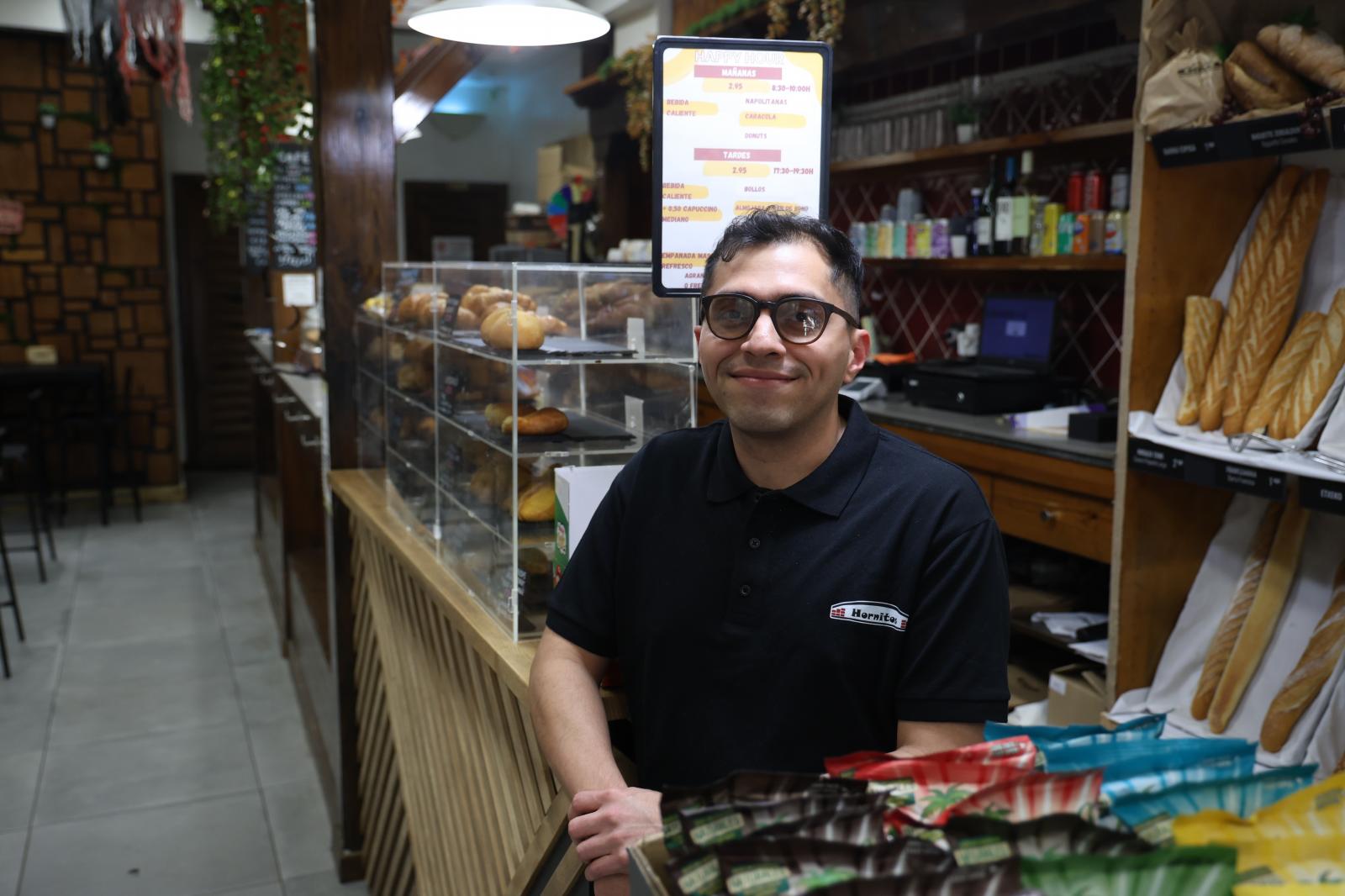 Juan Felipe, vecino de la calle Untzaene, posa en su cafetería Hornitos, donde nos desayunamos con café y una huminta de maíz y queso.