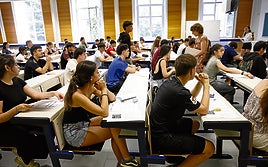 Estudiantes afrontan la prueba de acceso a la universidad.