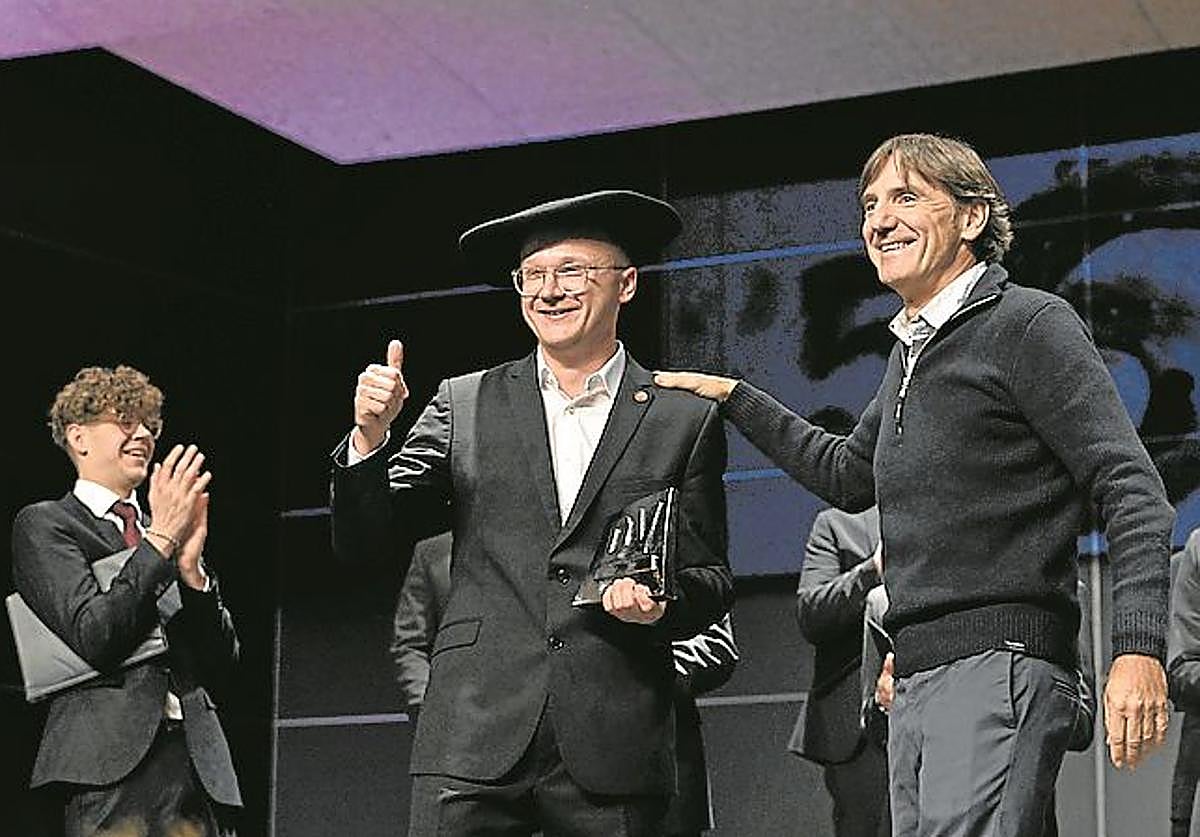 Juanma Goñi entrega el premio del público al coro Sonat Vox.