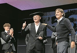 Juanma Goñi entrega el premio del público al coro Sonat Vox.