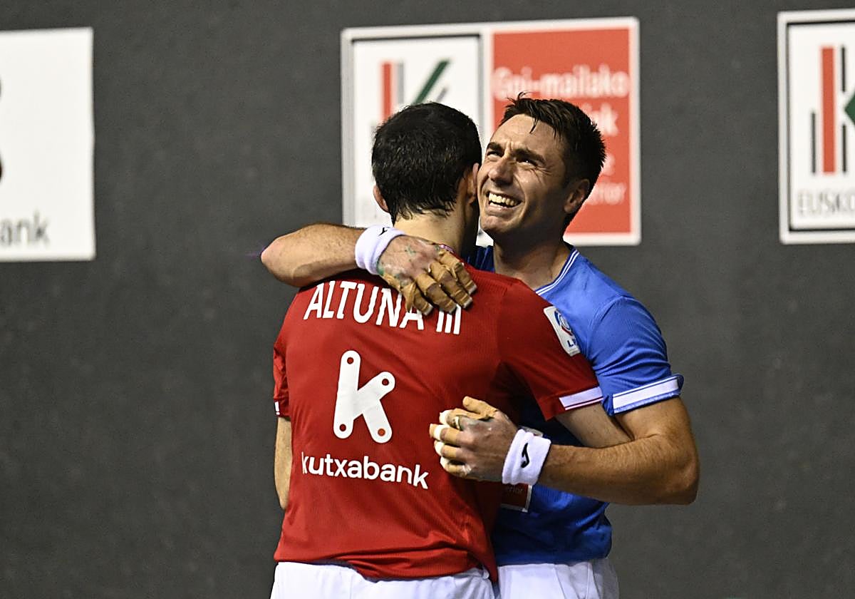 Peio Etxeberria se abraza con Altuna III tras su victoria de este domingo en el Atano III.