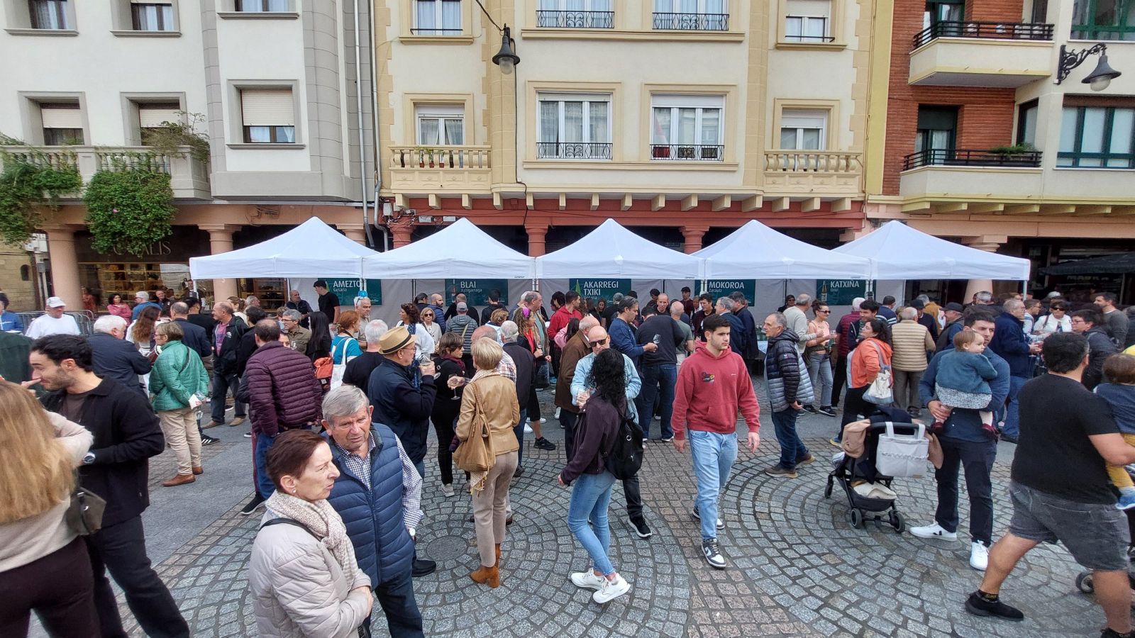 Zarautz brinda por su Txakolin Eguna