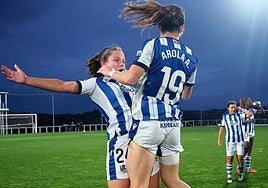 Aiara y Arol celebran la victoria sobre el césped de Zubieta.