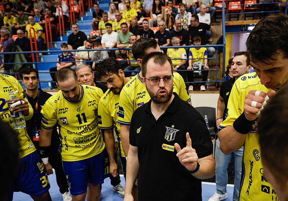 Alex Mozas se dirige a sus jugadores durante un tiempo muerto en Artaleku.