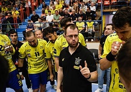 Alex Mozas se dirige a sus jugadores durante un tiempo muerto en Artaleku.