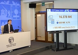 El consejero de Hacienda y Finanzas, Noël D'Anjou, con las cifras presupuestarias.