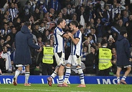 Oyarzabal celebra con Gorrotxategi el gol de la victoria de su paisano eibarrés