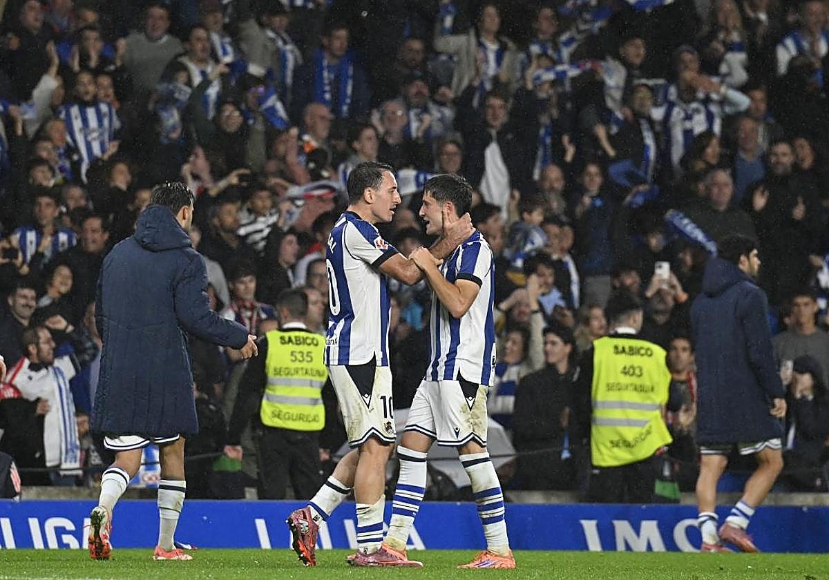 Oyarzabal celebra con Gorrotxategi el gol de la victoria de su paisano eibarrés