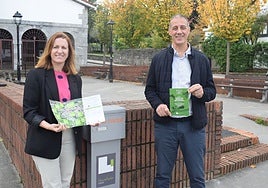 La edil Agurtzane Mercader y el alcalde Jorge Segurado presentando la fase de votación junto a un buzón situado en la plaza.