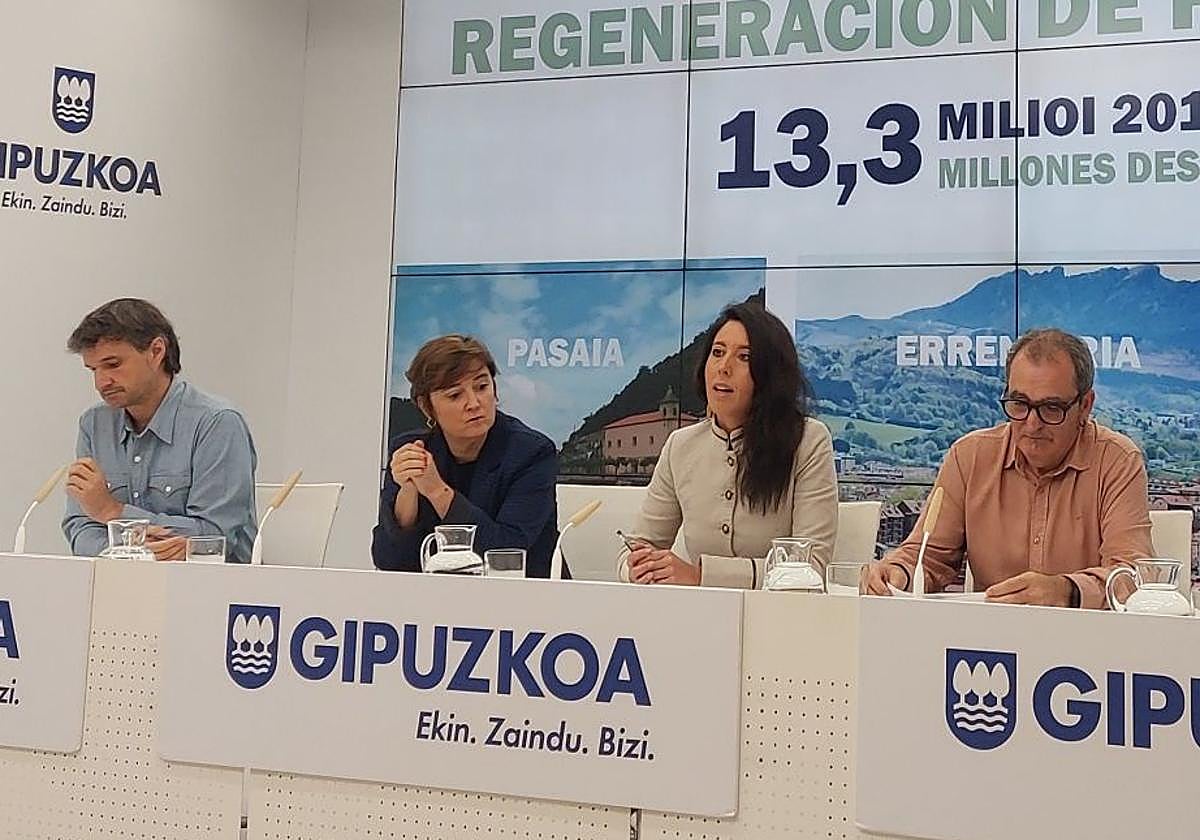 Alcaldes y alcaldesa de Lezo, Errenteria y Pasaia junto a la diptuda Azahara Domínguez, durante la comparecencia de este lunes.