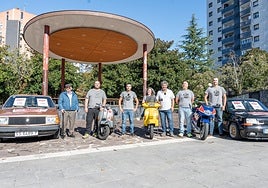 Miembros de la agrupación Clasicox junto al concejal de Fiestas, Txus Alonso, tercero por la derecha, en la presentación en Andatza plaza.