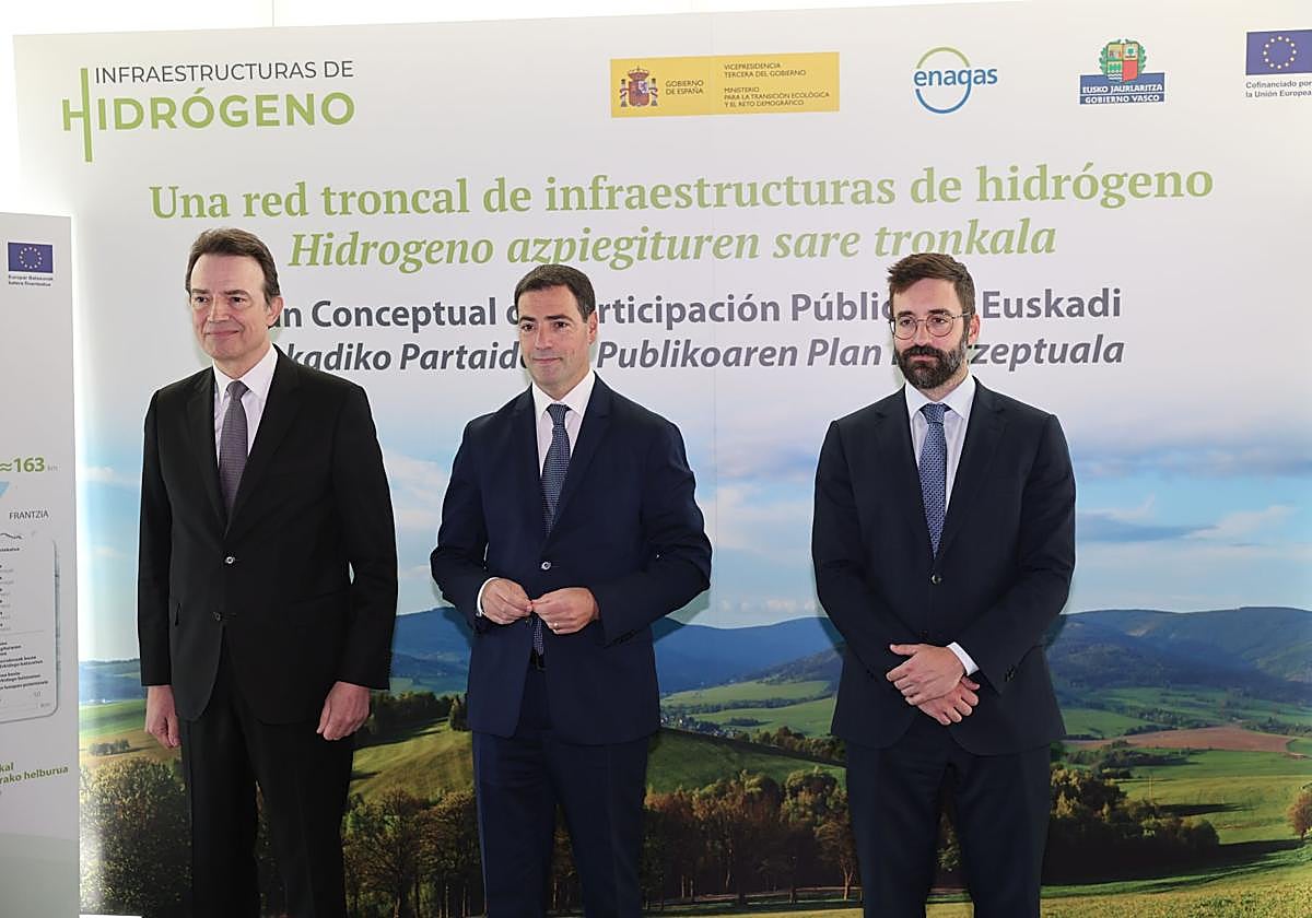 El CEO de Enagás, Arturo González; el lehendakari, Imanol Pradales, y el secretario de Estado de Energía, Joan Groizard, este lunes en el acto Institucional de Inicio del Plan de Participación Pública en Euskadi de la Red Troncal de infraestructuras de hidrógeno.