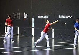 Nico Fernández entra de derechas con Landa a su espalda en un partido disputado en el Madalensoro de Oiartzun