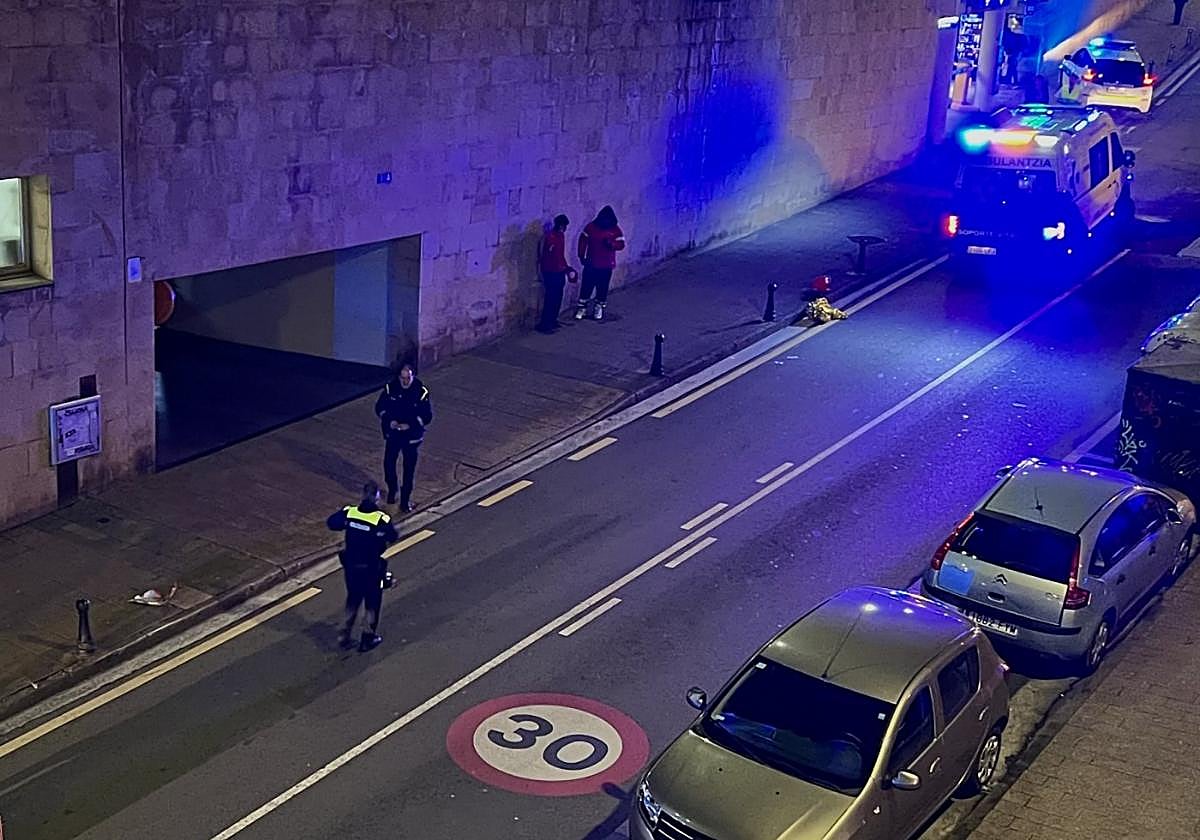 Una actuación realizada por la Policía Municipal y la Ertzaintza, en horario nocturno, en pleno centro.