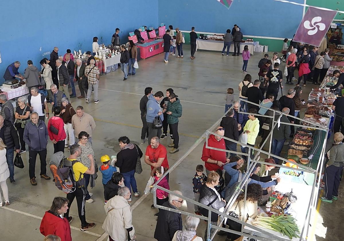 Herriko frontoia eta plaza azokaren erdigune bihurtu ziren.