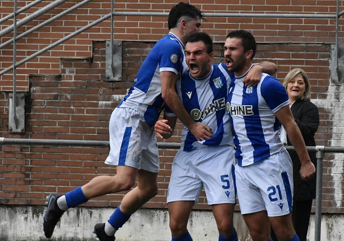 Los beasaindarras celebran con alegría el primer tanto de Aritz Huete en el minuto 55, que puso el choque de cara para los locales.
