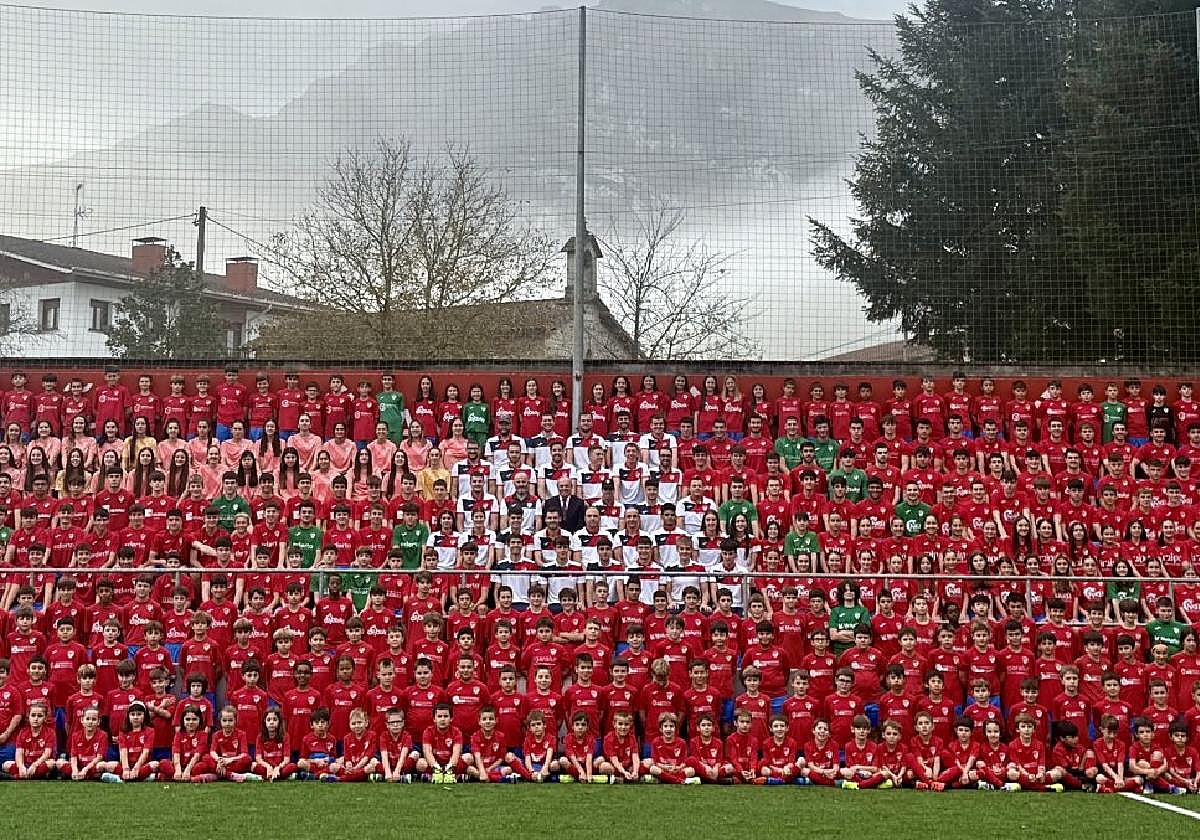 Medio millar de personas entre futbolistas y planteles técnicos dan cuerpo a la sección de fútbol del Aloña que visibilizó su músculo deportivo y social el domingo en Azkoagain.