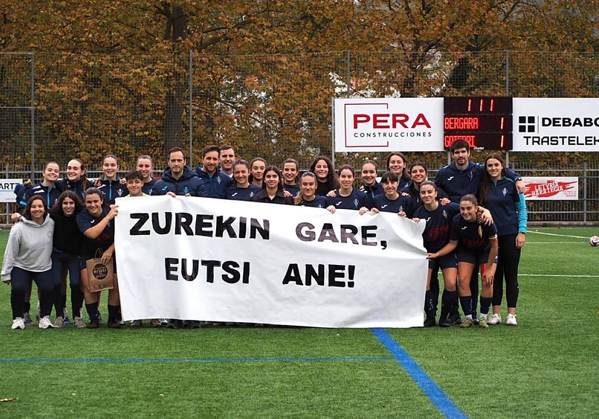 La plantilla con la pancarta de ánimo a la lesionada Ane Goitia.