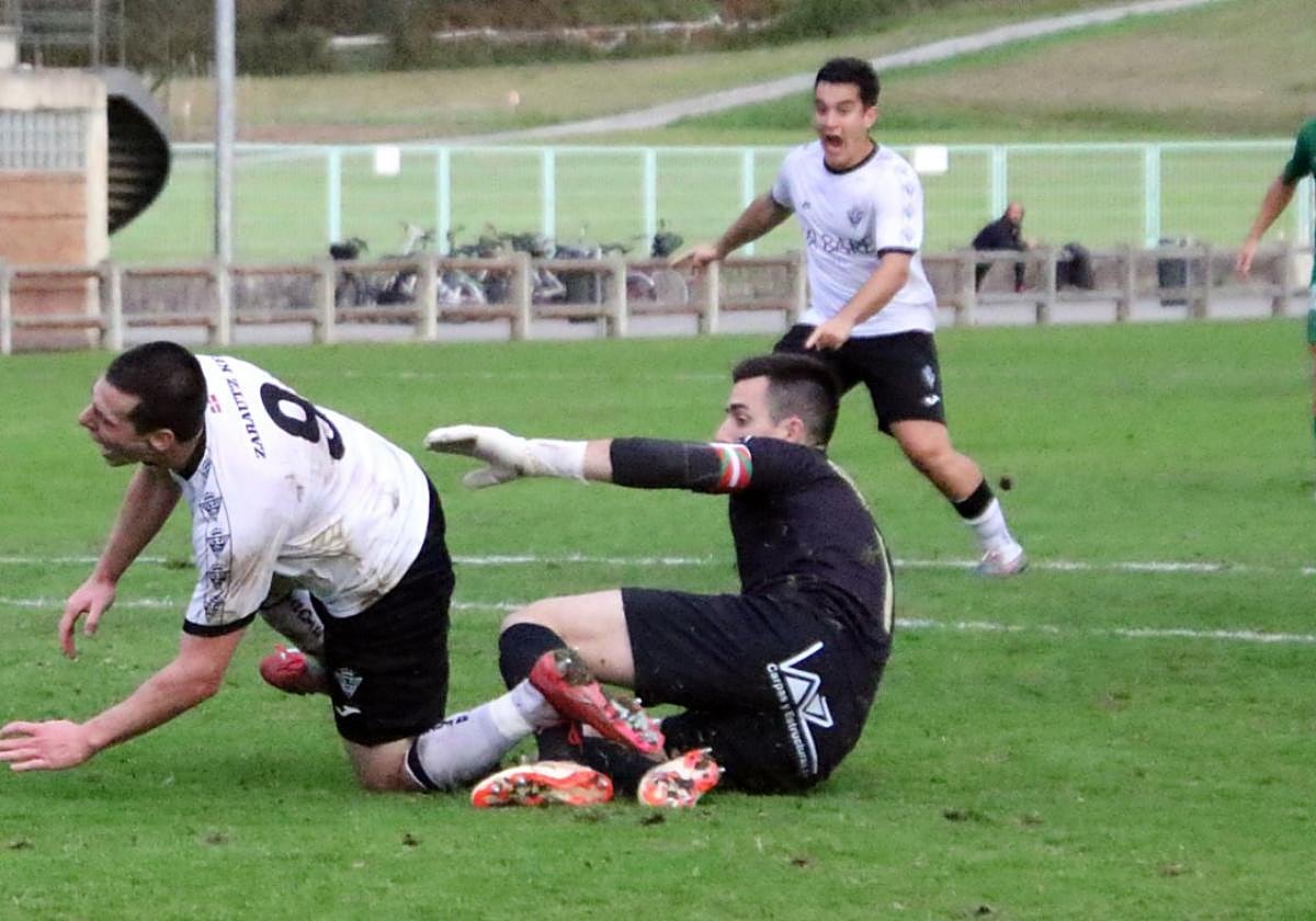 El portero del Leioa derriba a Iñigo, penalti y expulsión, pero quedó en amarilla.