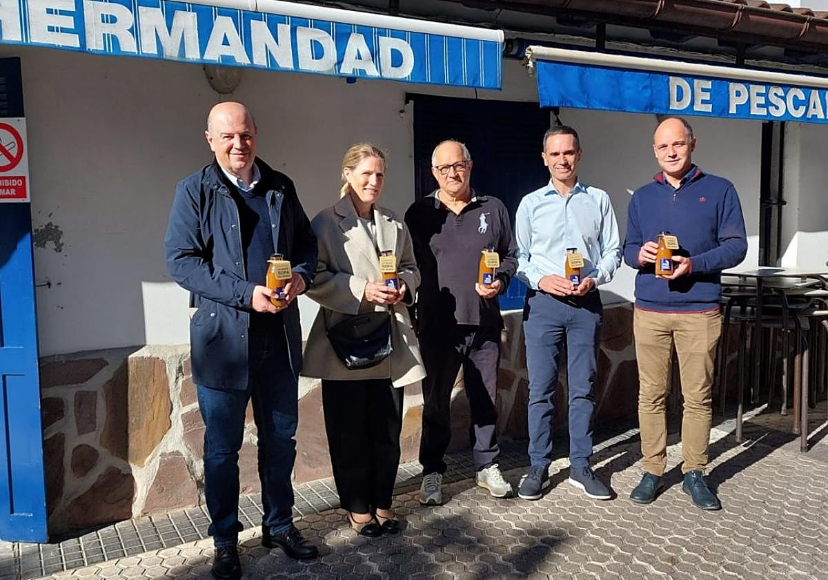 Bittor Oroz (Hazi), Amaia Ausan (Kofradia), Iñaki Bergés (La Hermandad), Asier Ruiz (Itsasoko) y el alcalde, Igor Enparan.