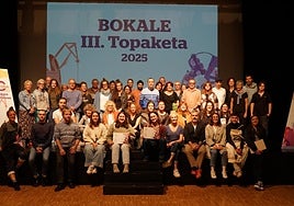 Los participantes en el nuevo encuentro de Bokale y el resto de asistentes.