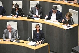 El teniente de diputada general, el socialista José Ignacio Asensio, y la diputada general, Eider Mendoza, en un pleno.