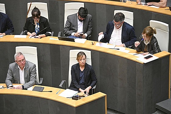 El teniente de diputada general, el socialista José Ignacio Asensio, y la diputada general, Eider Mendoza, en un pleno.