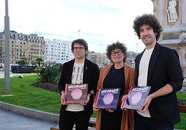 Joseba Beristain, Marga Altolagirre e Iván Miñambres, con el cómic de 'Decorado', en la presentación de la cinta.