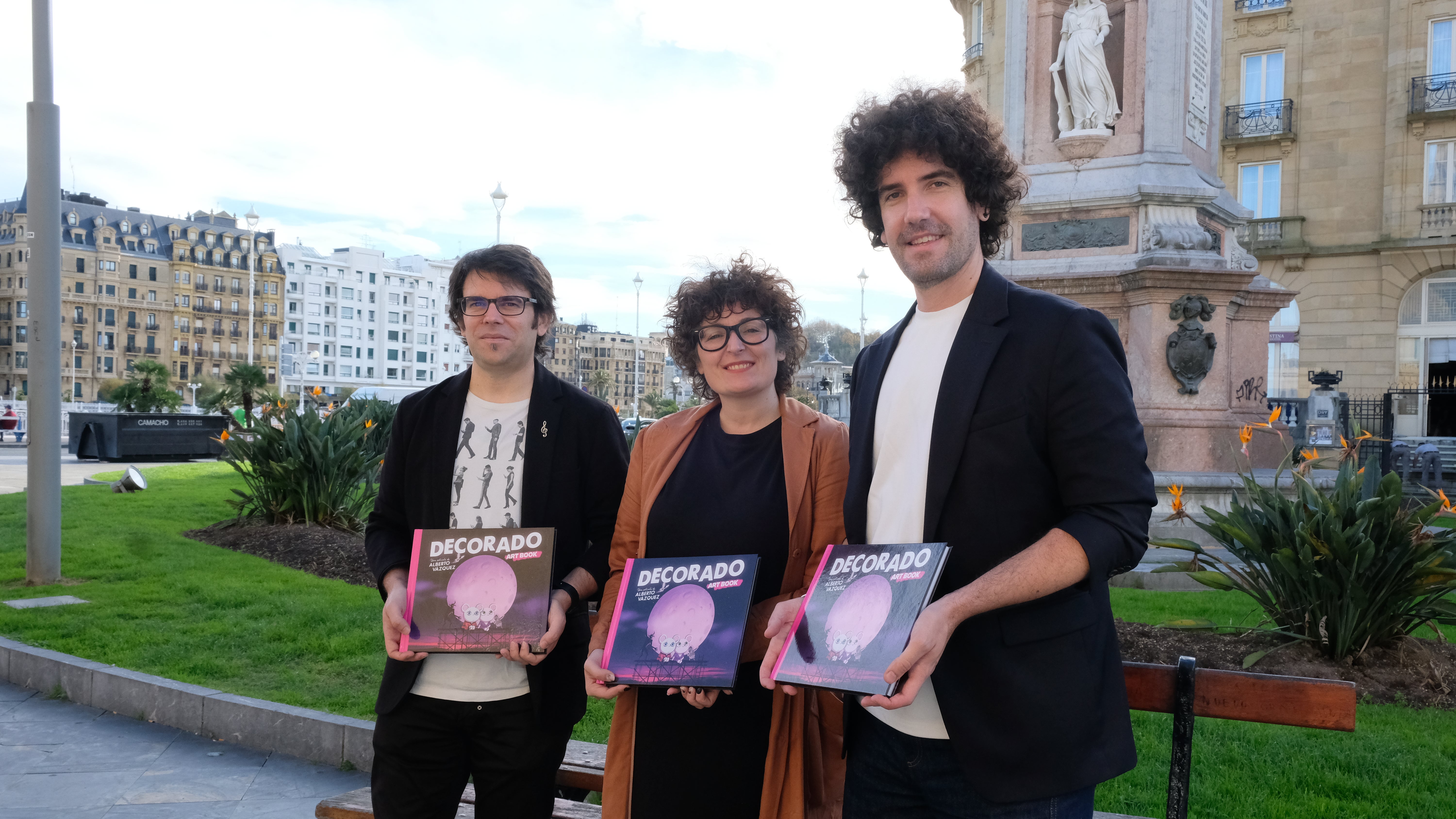Joseba Beristain, Marga Altolagirre e Iván Miñambres, con el cómic de 'Decorado', en la presentación de la cinta.