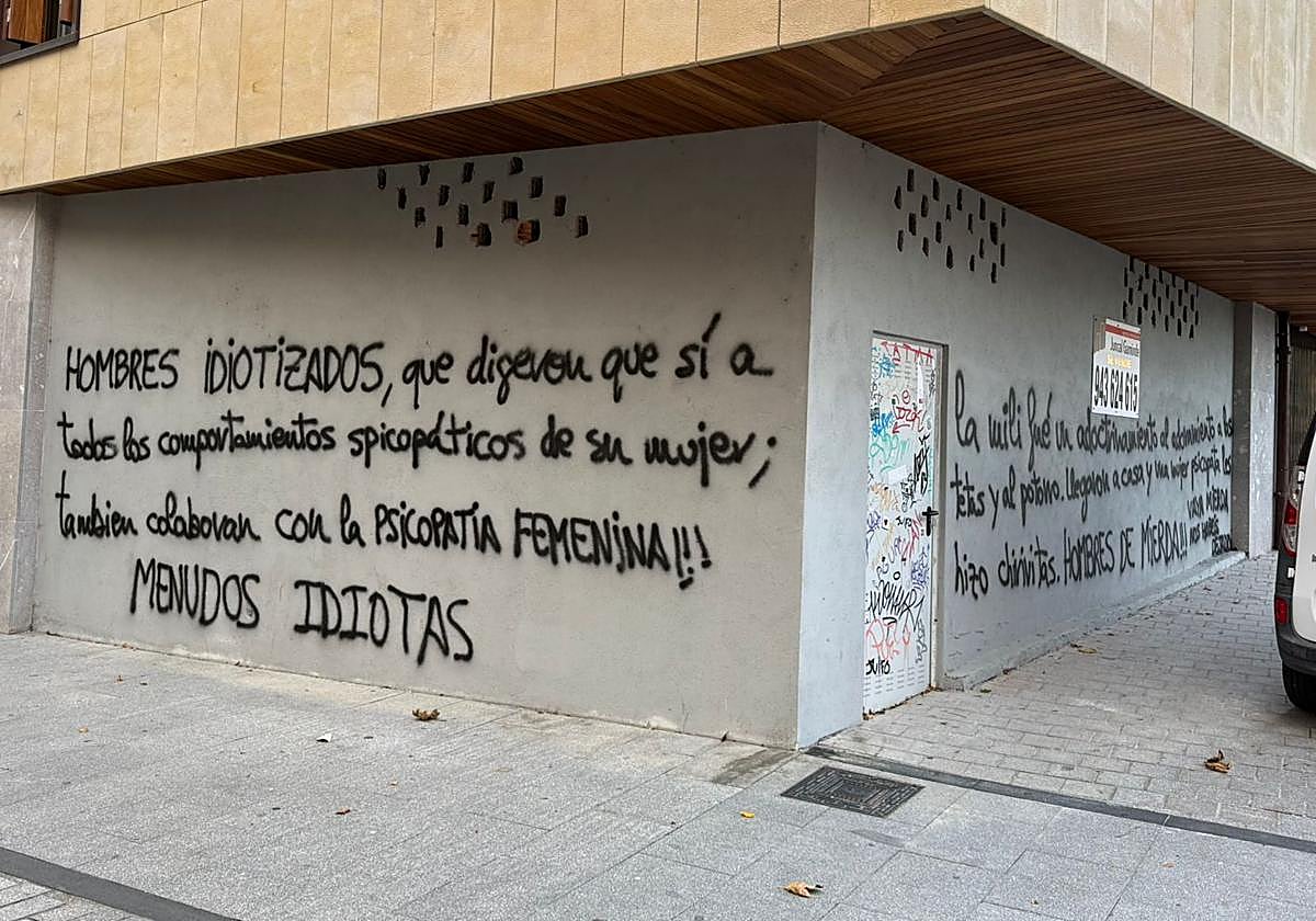 Una de las pintadas, en la calle Fermín Calbetón de Irun