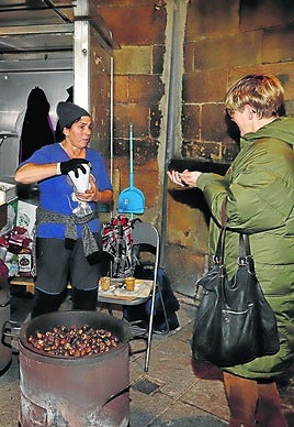 Los vendedores de castañas ya están instalados en distintas calles.