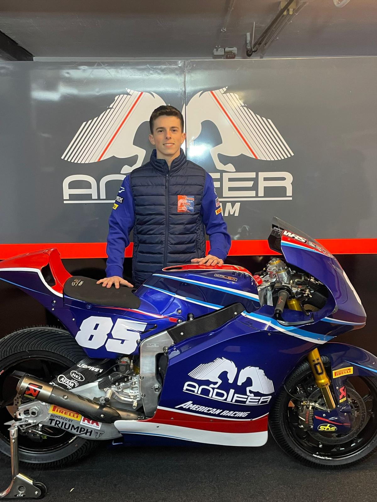 Xabi Zurutuza posa con su moto