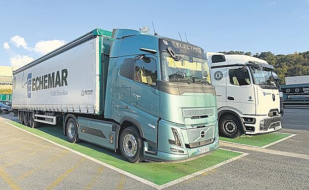 Flota sostenible. Camiones de Echemar en las instalaciones de la empresa.