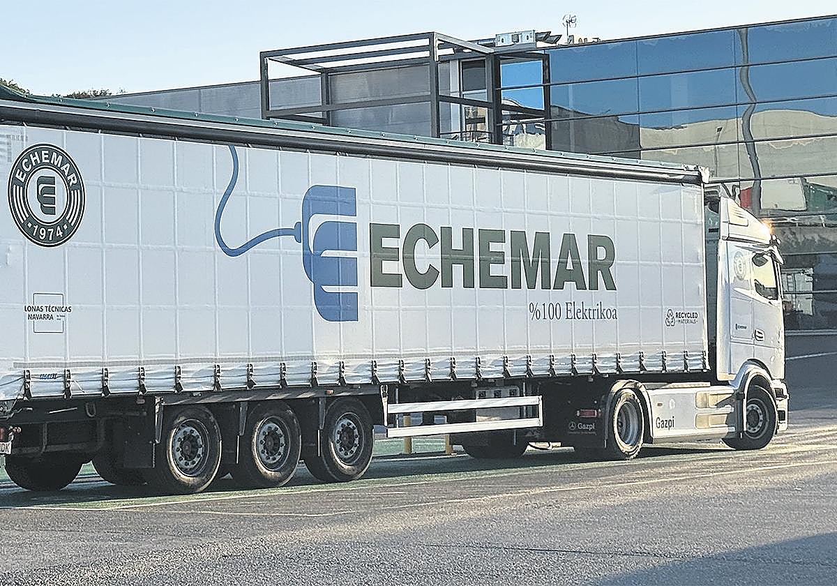 Referentes. Un camión de Echemar en su sede de Lezo.