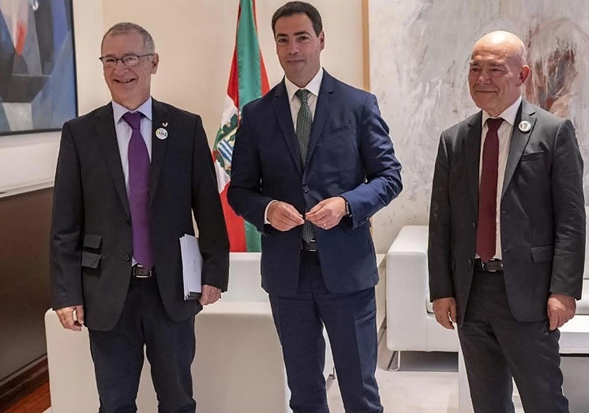 El rector de la EHU, Joxerramon Bengoetxea, el lehendakari Pradales y el consejero de Ciencia, Universidades e Innovación, Juan Ignacio Pérez Iglesias.