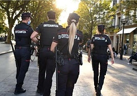 Varios agentes de la Ertzaintza en el Boulevard donostiarra.