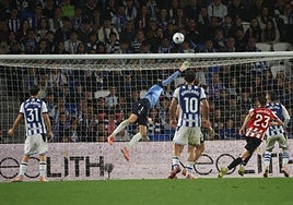 Remiro trata de despejar el balón en la jugada que acabaría convirtiéndose en el segundo gol del Athletic, obra del exrealista Navarro.
