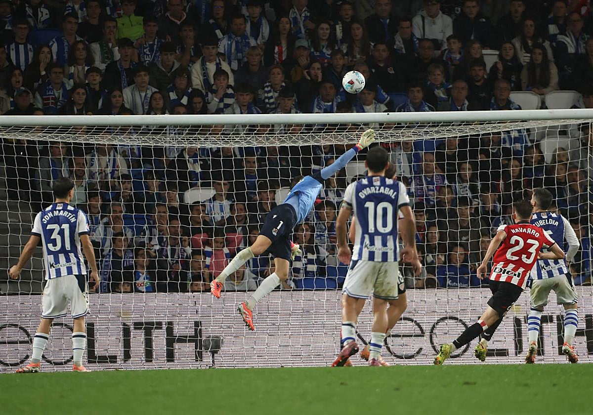 Remiro trata de despejar el balón en la jugada que acabaría convirtiéndose en el segundo gol del Athletic, obra del exrealista Navarro.