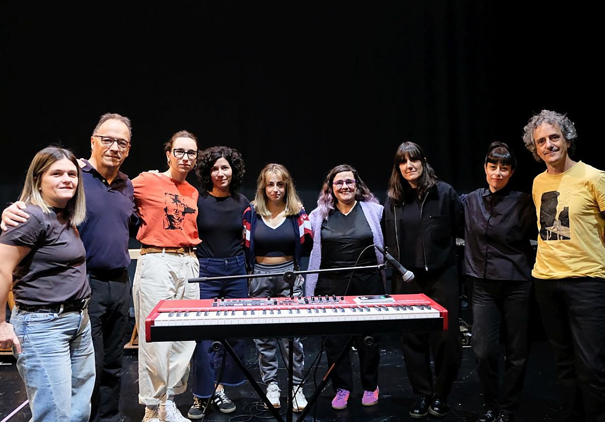 Promotores y artistas que participarán en el espectáculo, este martes en Sarobe.