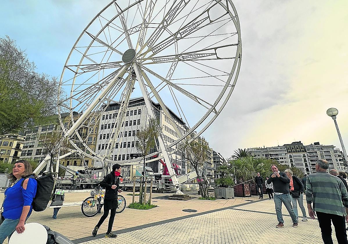 Montaje de la noria en Alderdi Eder en noviembre del año pasado.