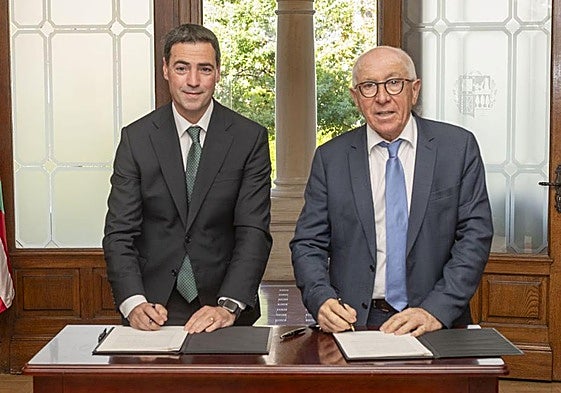 El lehendakari, Imanol Pradales, junto al presidente de la mancomunidad de Iparralde, Jean René Etchegaray, en la firma del memorándum este martes.