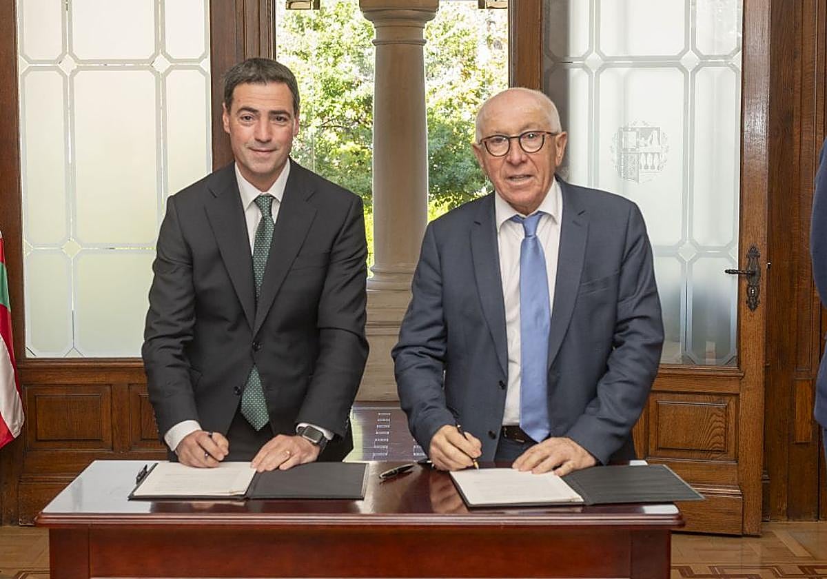 El lehendakari, Imanol Pradales, junto al presidente de la mancomunidad de Iparralde, Jean René Etchegaray, en la firma del memorándum este martes.