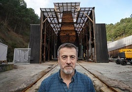 Xabier Agote posa ante la nao en Albaola, antes de que comenzaran a deslizarla hacia el mar.