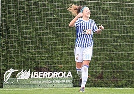 Claudia Zornoza celebra uno de los goles con la Real en Zubieta.
