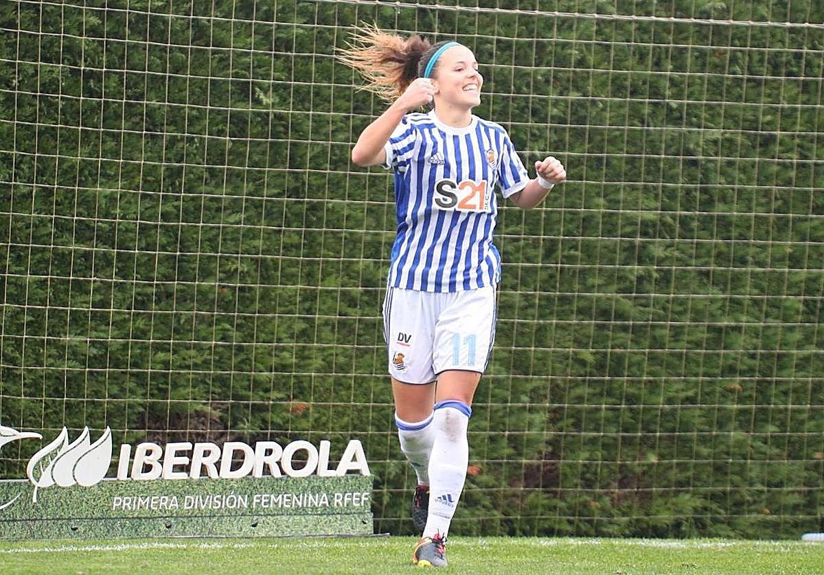 Claudia Zornoza celebra uno de los goles con la Real en Zubieta.
