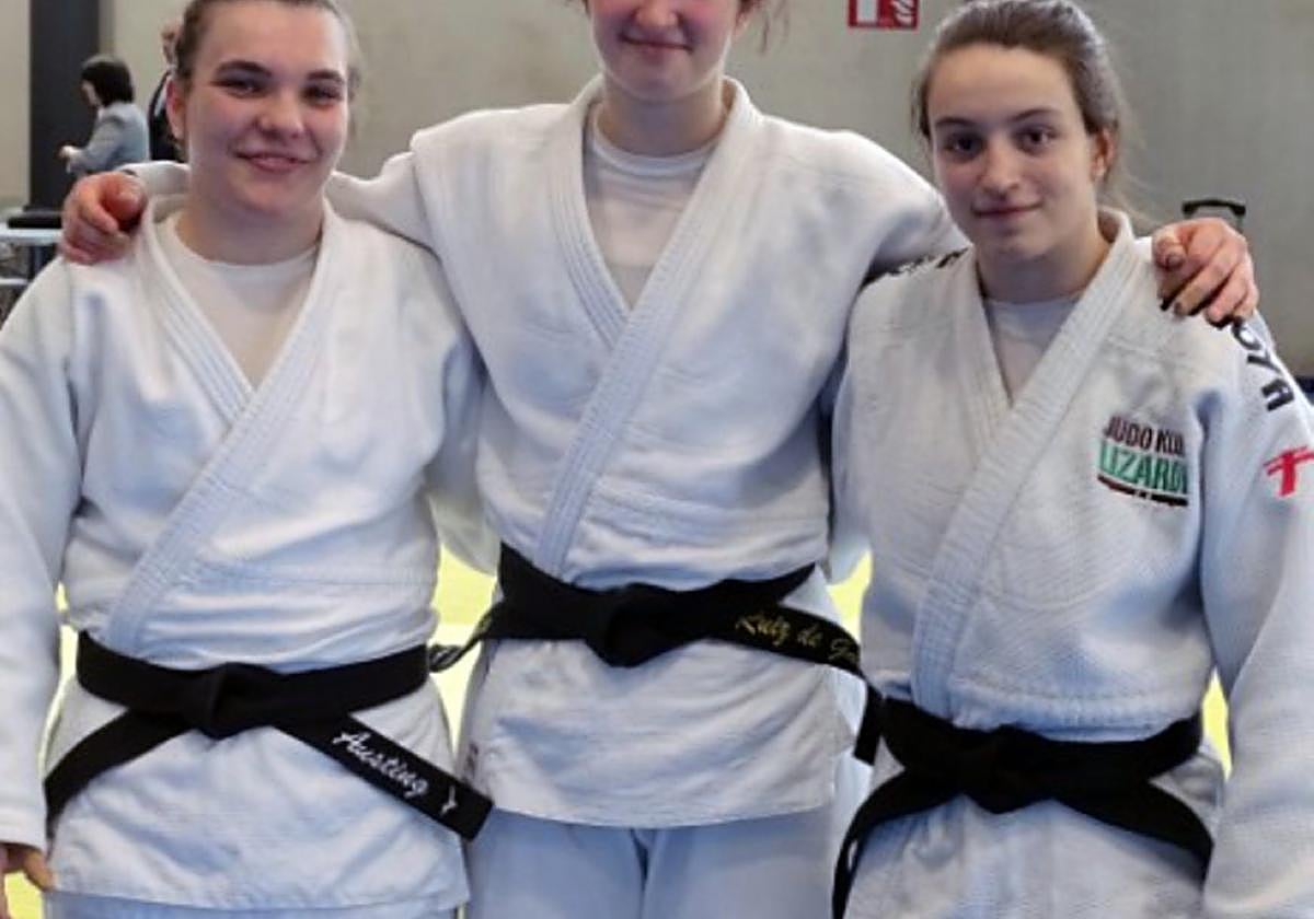 Las tres deportistas, satisfechas con lo realizado.