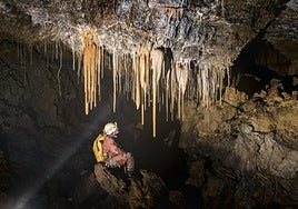 Espeleologo bat Larrako kobazulo ikusgarri batean.