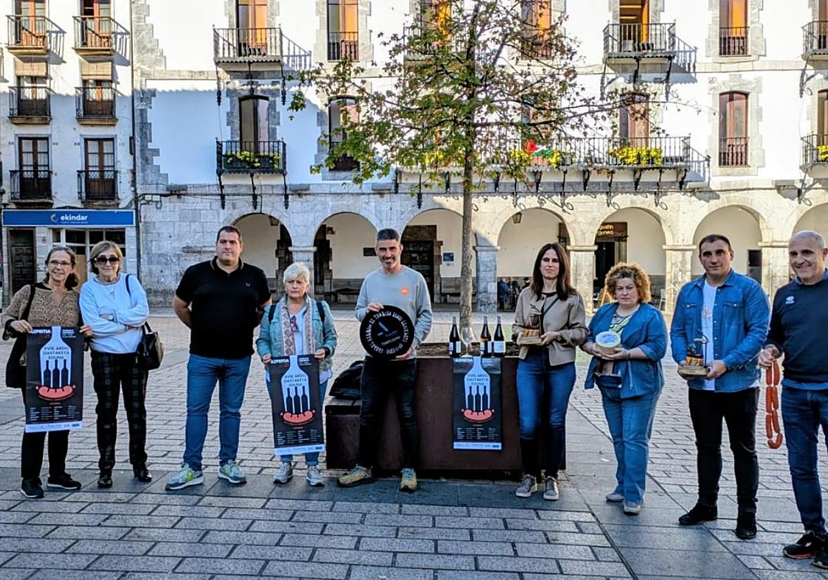 Organizadores y voluntarios de la cata de vino y concurso de chorizo cocido.