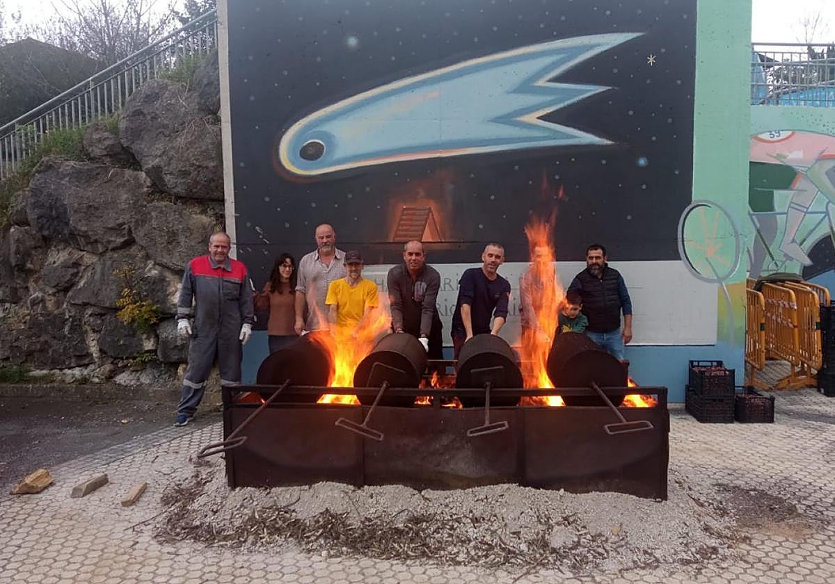 Los responsables de preparar la castañada en Olaberria.