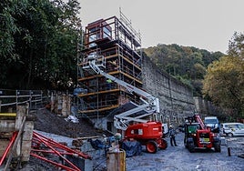Estado actual de las obras de rehabilitación de Irugurutzeta, donde se construye un centro de interpretación.